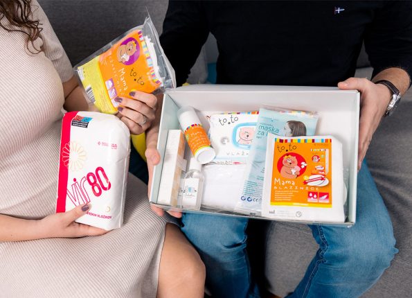 Roditelji drže prvi Bebolin proizvod - paket za rodilište